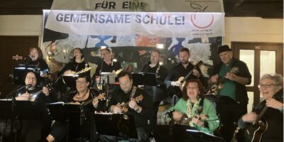 Das Vienna Ukulele Orchestra bei seinm Auftritt beim ÖLI-apfl-Fest am 16.10.2026 im Amerlinghaus