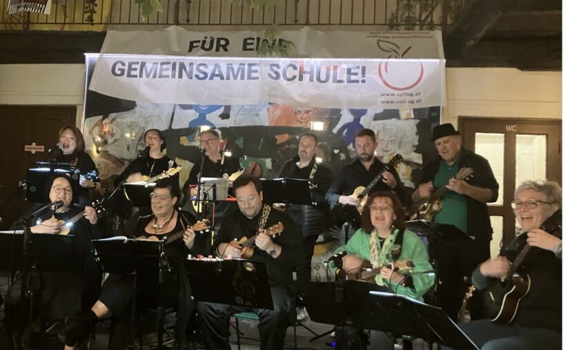 Das Vienna Ukulele Orchestra bei seinm Auftritt beim ÖLI-apfl-Fest am 16.10.2026 im Amerlinghaus