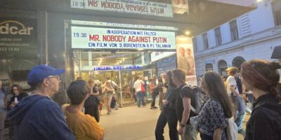 Die Gewinner:innen des apfl-cine-Gewinnspiels vor dem Gartenbau-Kino
