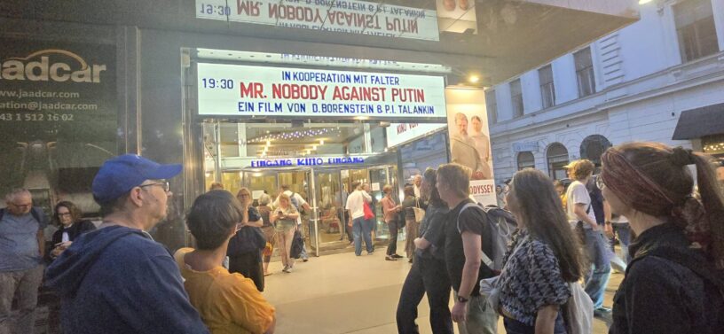 Die Gewinner:innen des apfl-cine-Gewinnspiels vor dem Gartenbau-Kino